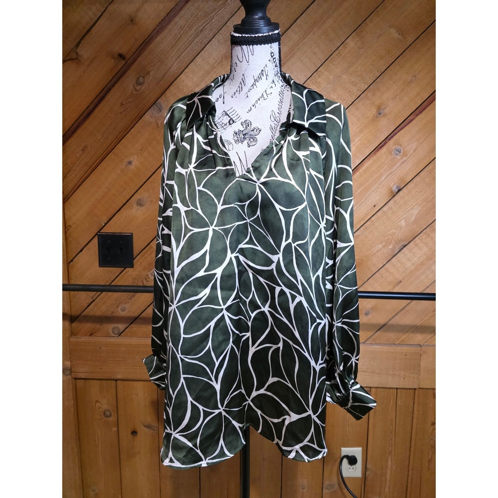 Vince Camuto Women 1X Military Green Abstract Print Satin V-Neck Blouse‎ NWT